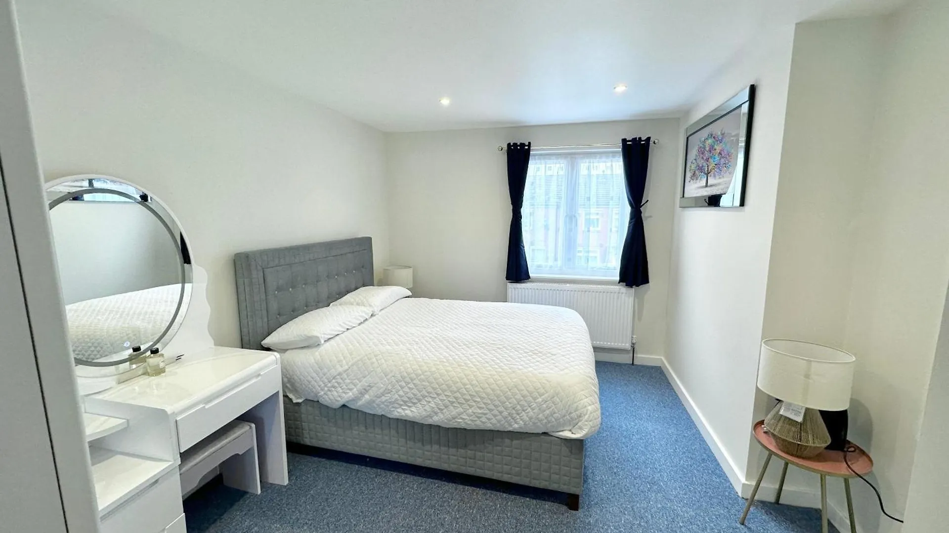 Apartment Newly Renovated Bedrooms Near Train And Bus Station London United Kingdom