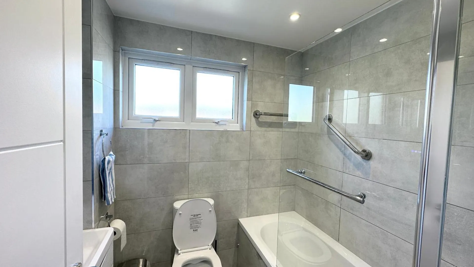 Newly Renovated Bedrooms Near Train And Bus Station London 0*,