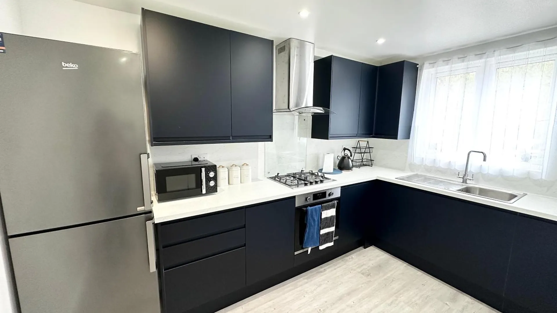 Apartment Newly Renovated Bedrooms Near Train And Bus Station London United Kingdom