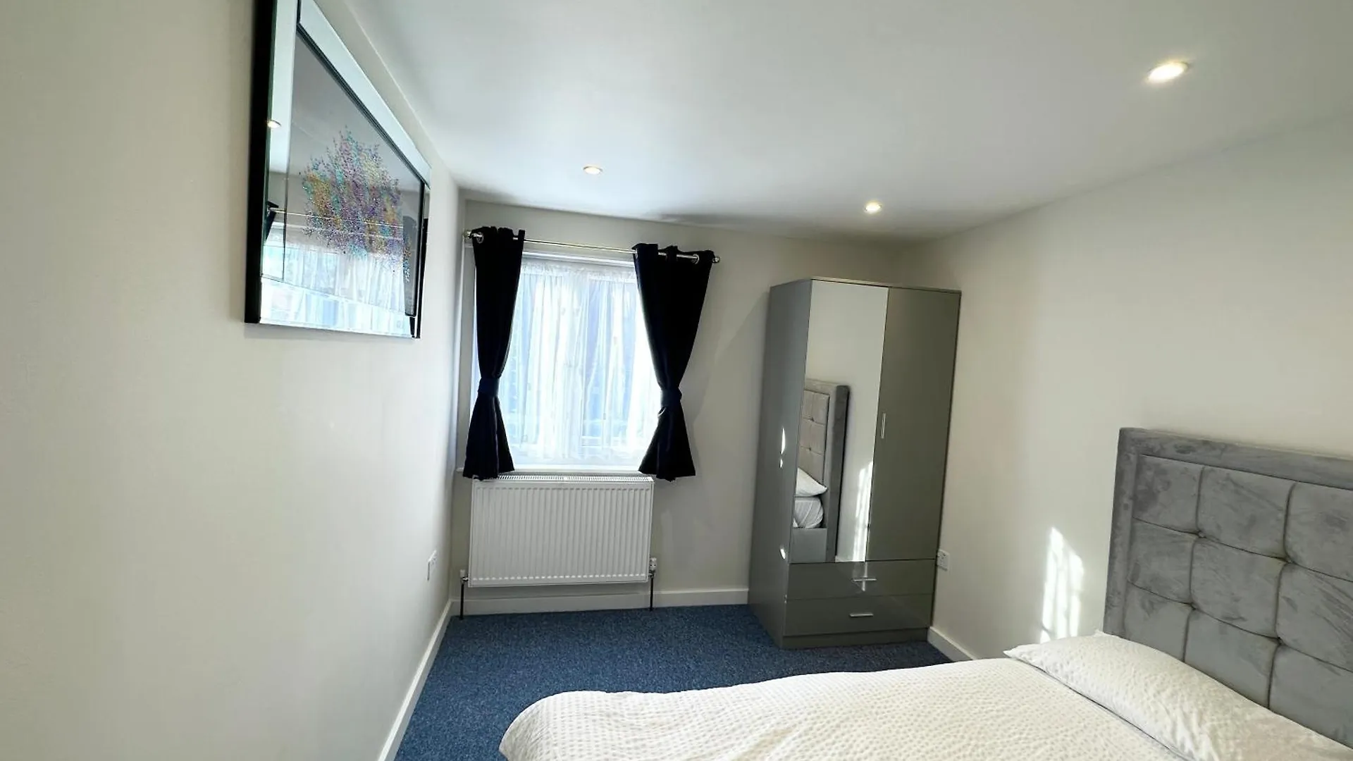 Newly Renovated Bedrooms Near Train And Bus Station London