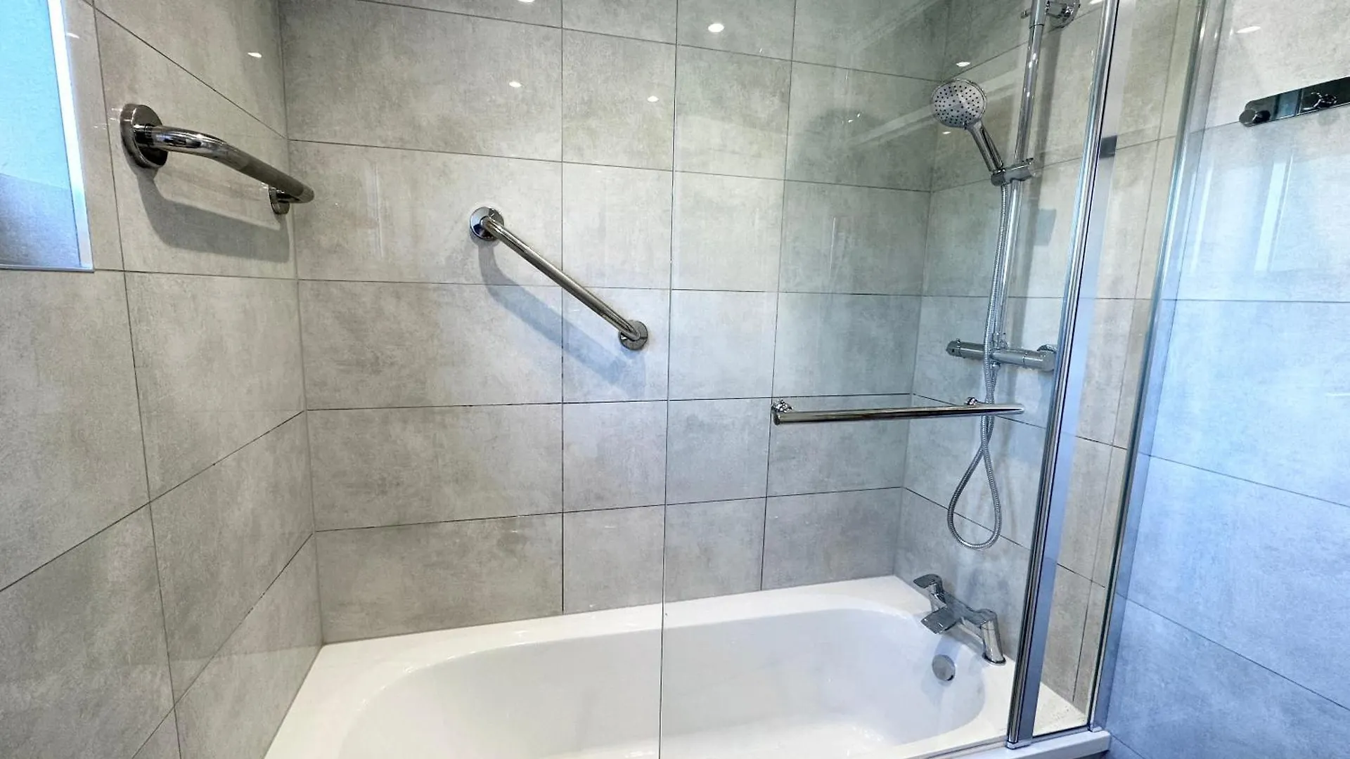 Newly Renovated Bedrooms Near Train And Bus Station London Apartment