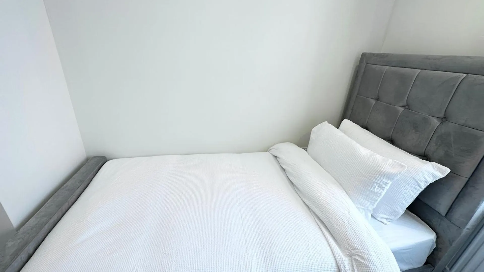 Apartment Newly Renovated Bedrooms Near Train And Bus Station London