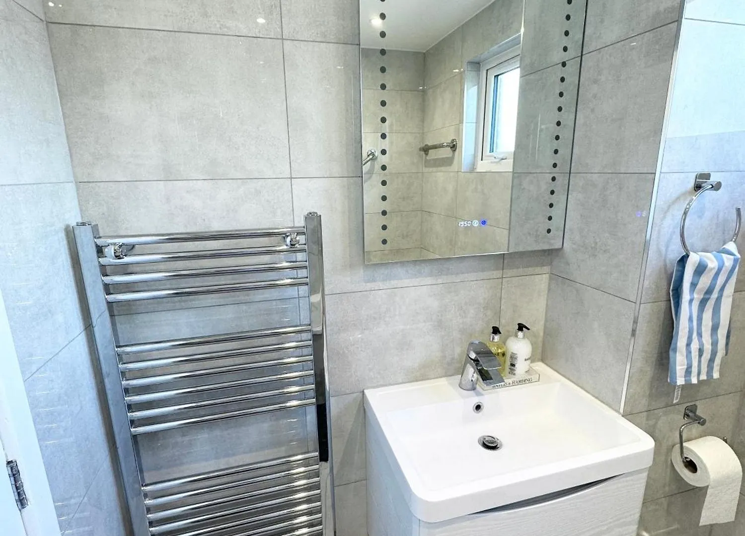 Newly Renovated Bedrooms Near Train And Bus Station London