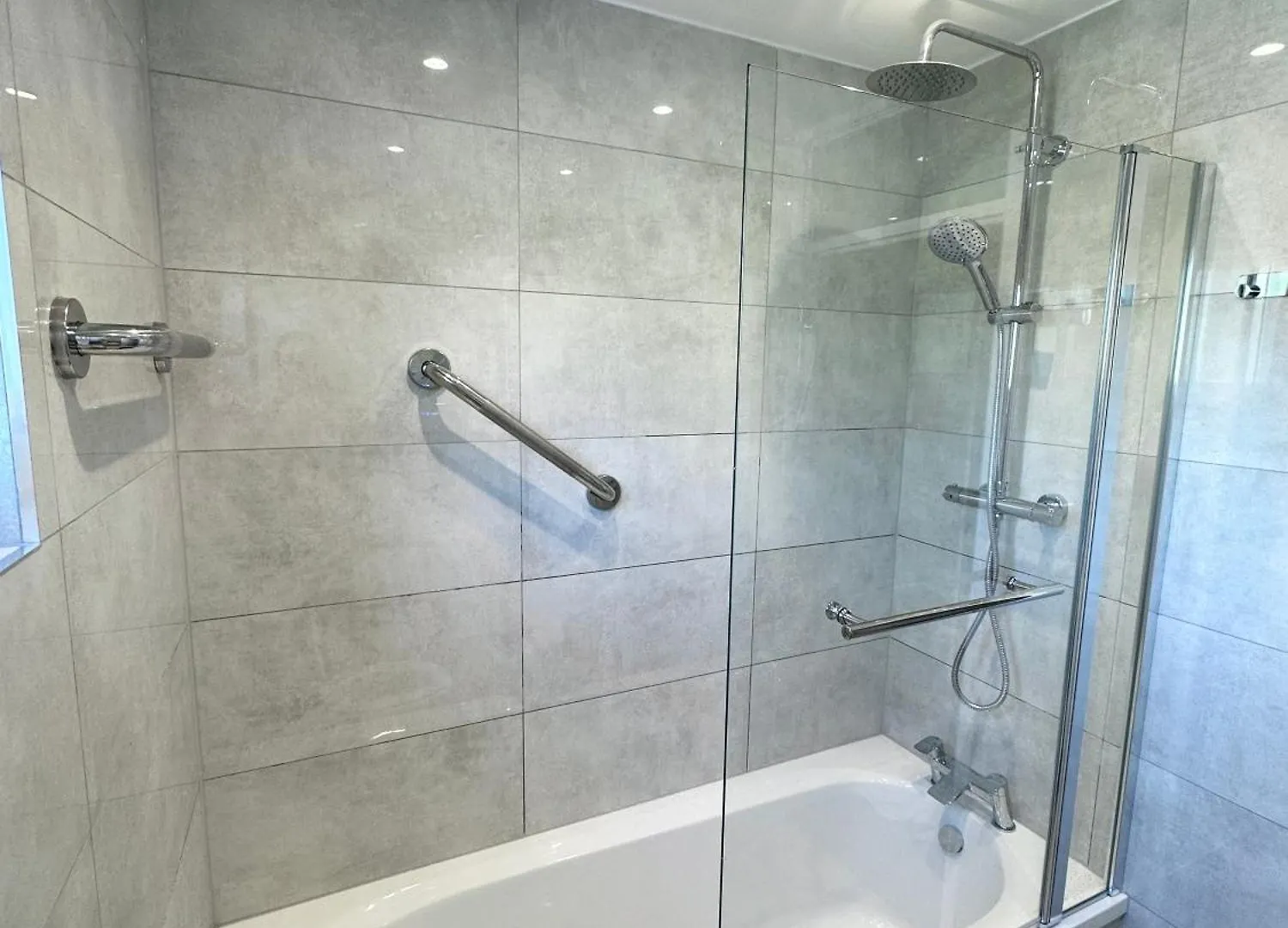 Newly Renovated Bedrooms Near Train And Bus Station London