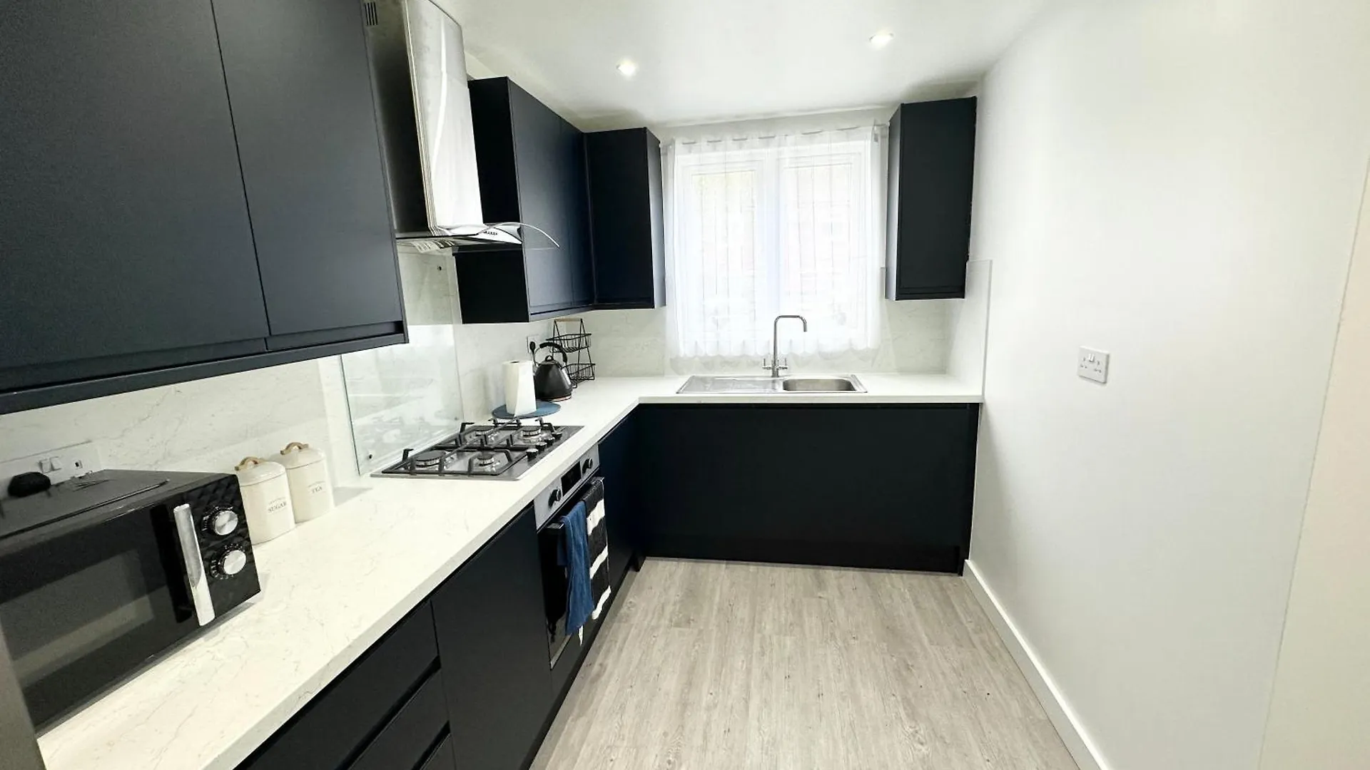 Newly Renovated Bedrooms Near Train And Bus Station London Apartment