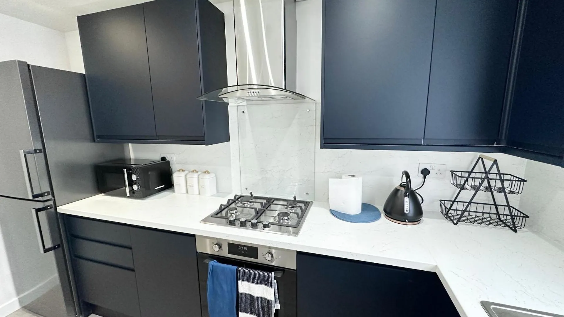 Newly Renovated Bedrooms Near Train And Bus Station London Apartment