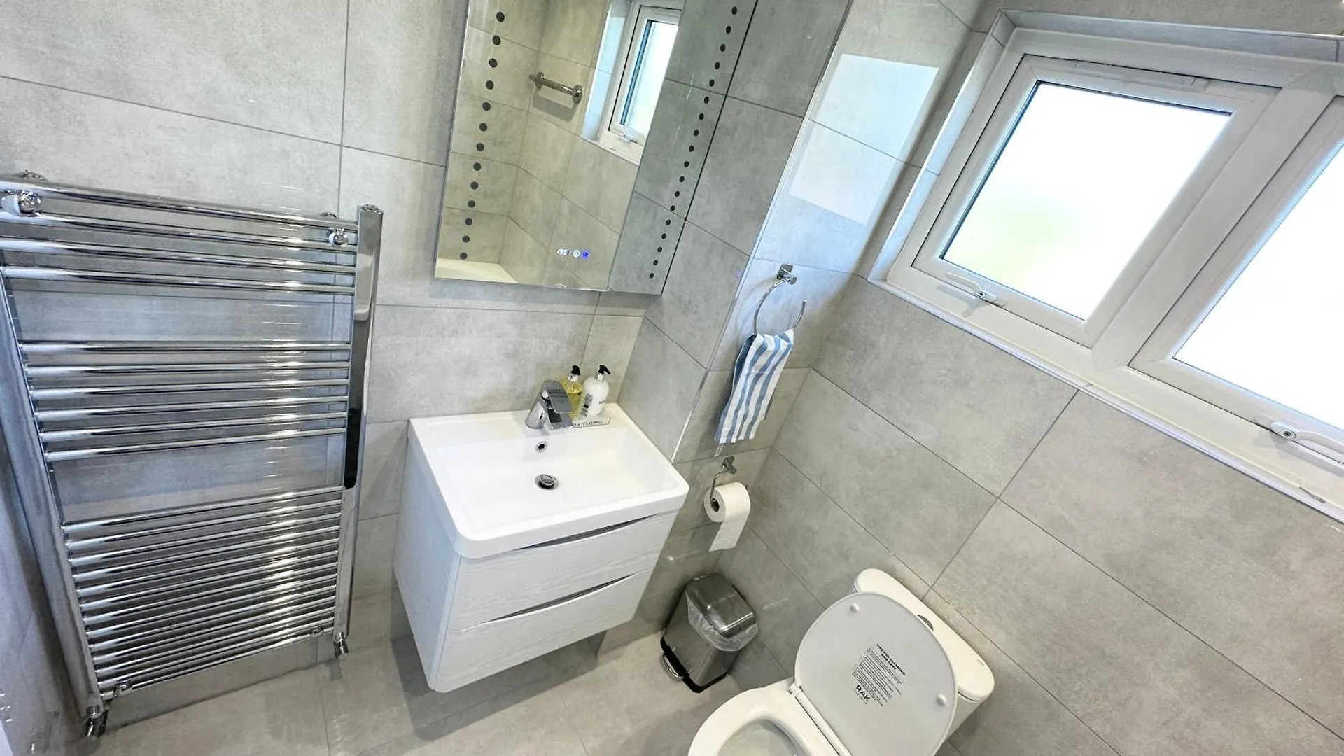 Apartment Newly Renovated Bedrooms Near Train And Bus Station London