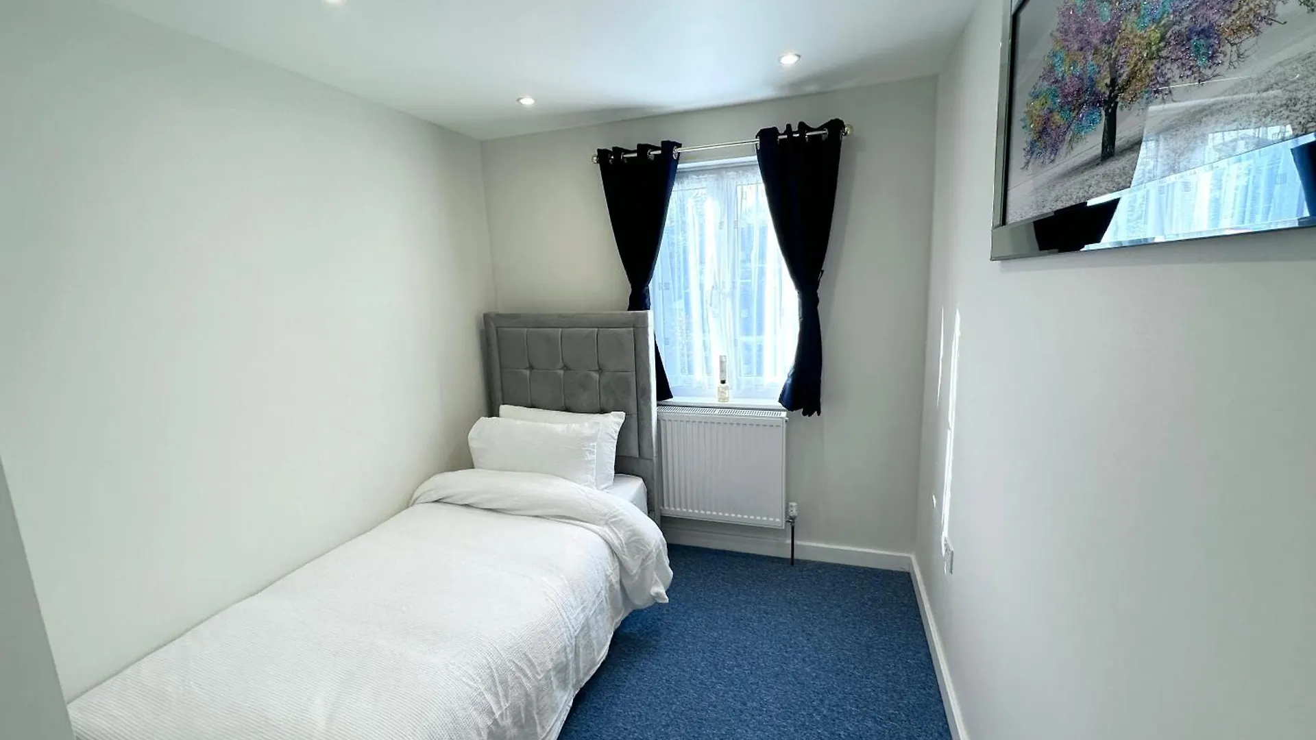 Newly Renovated Bedrooms Near Train And Bus Station London Apartment